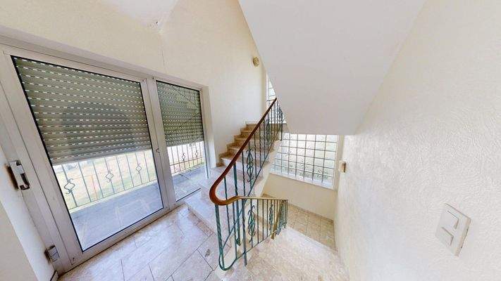 Treppenhaus mit makellosen Marmorböden auf allen Etagen