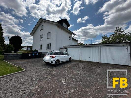 Großzügige Garagen- und Außenstellplätze