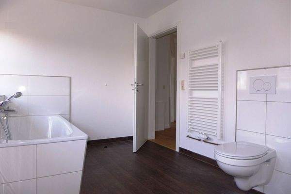 Bad mit Badewanne und Dusche