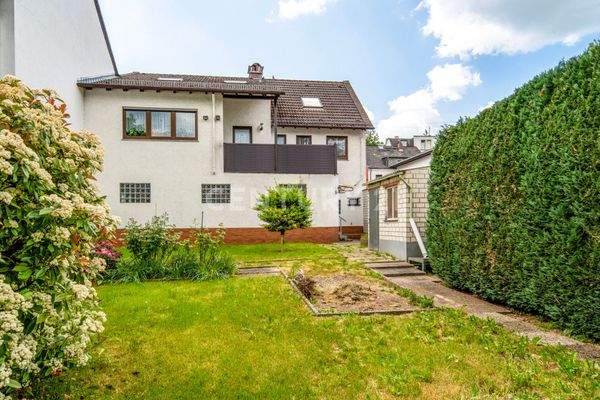 Garten mit Ansicht Haus