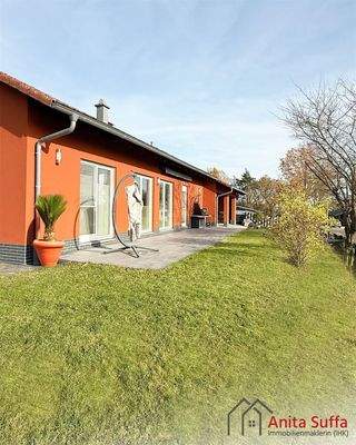 Hausvorderseite mit Terrasse