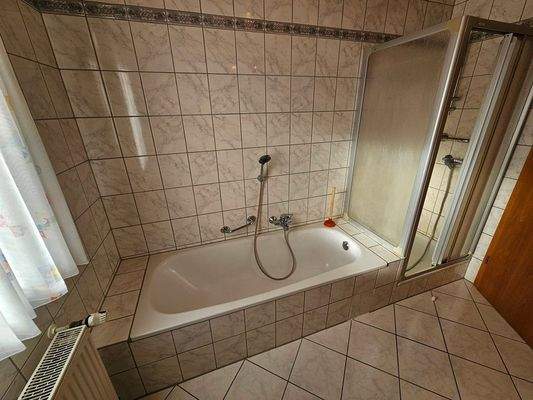 Bad mit Dusche u. Wanne