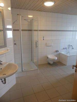 Tageslichtbad m. Badewanne u. Dusche