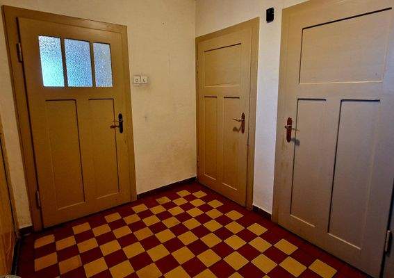 Flurbereich mit Zugang zu Küche, WZ, Zimmer