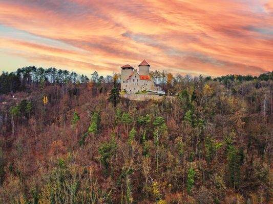 Die Immobilien befinden sich unterhalb der Burg Normannstein