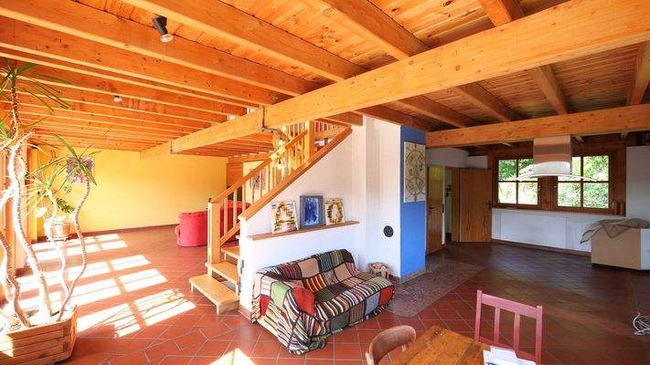 Essbereich mit Blick in die offene Küche