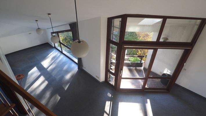 Blick auf Arbeitsräume und Loggia.jpeg