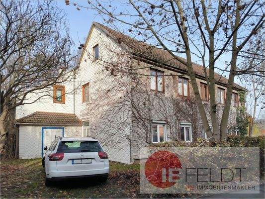 Seitensicht mit Einfahrt