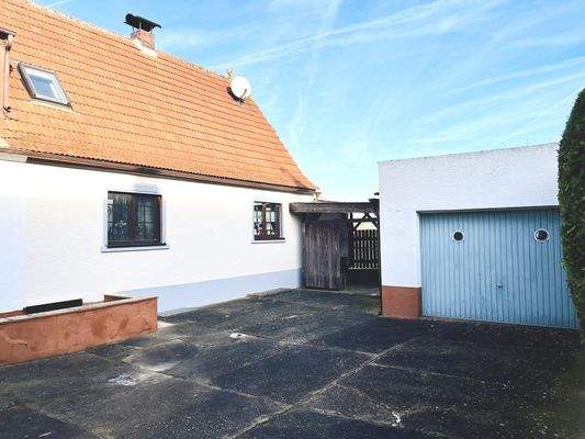 geschlossene Hoffläche mit Garage und dem Gebäude des Nachbarn