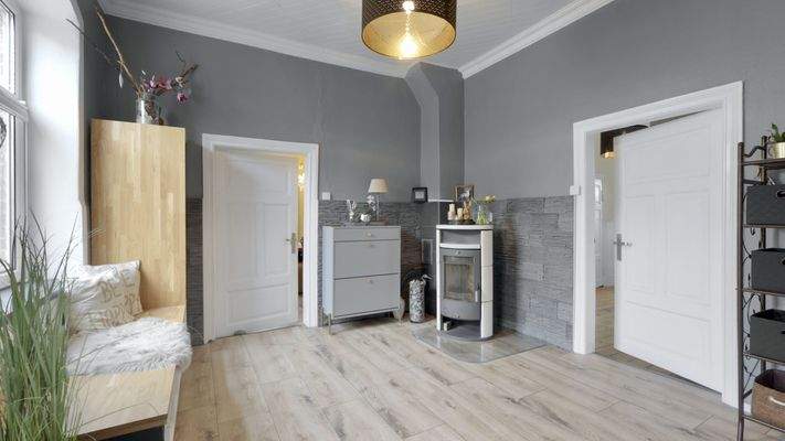 Der Eingangsbereich mit Kamin