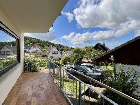 Überdachter Sonnenbalkon EG