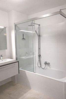 Badewanne mit PALME Duschwand