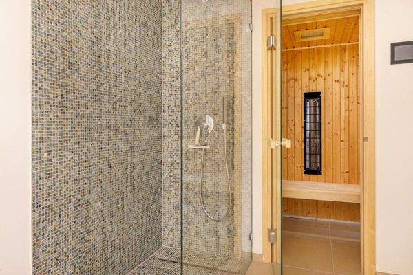 Hochwertige Sauna- bodentiefe Dusche