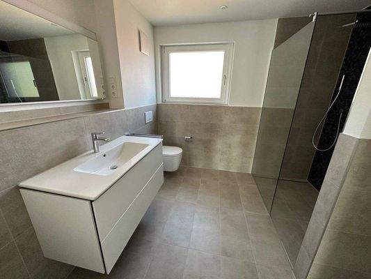 Bad mit Fenster und Dusche