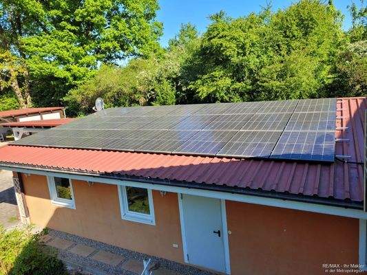 Werkstatt mit PV-Anlage