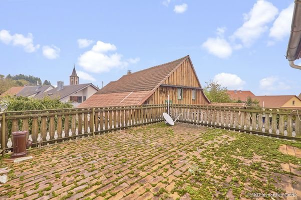 Die Terrasse direkt über der Garage