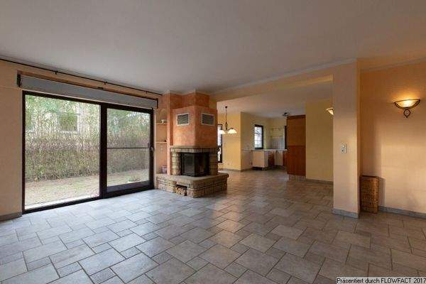 Wohnzimmer mit Kamin