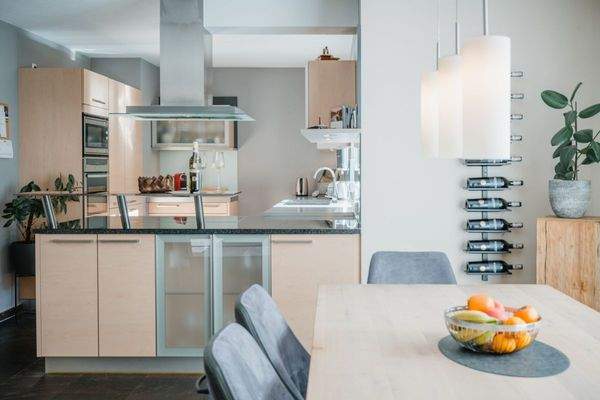 Moderne und offene Küche mit Essbereich.