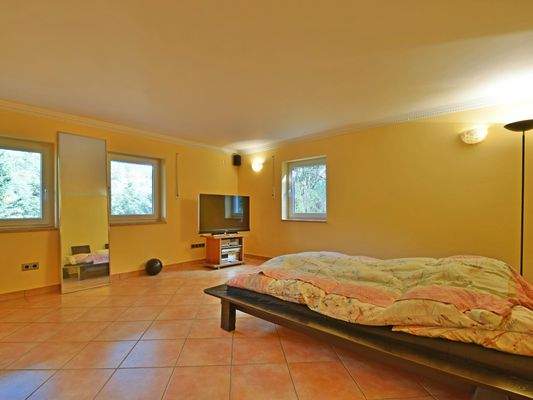 Im großen Schlafzimmer im Untergeschoss, schläft es sich im Sommer angenehm kühl.