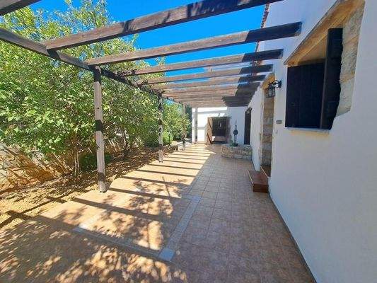 Kreta, Douliana: Elegante Villa mit Pool und Garten zu verkaufen