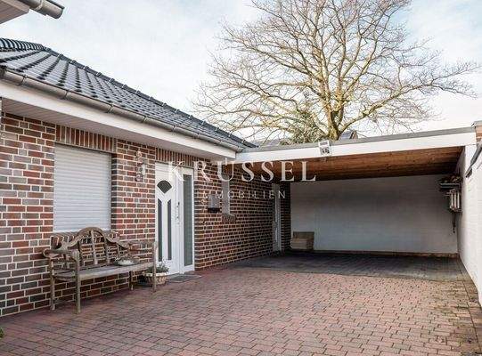 Der errichtet Anbau mit Carport.