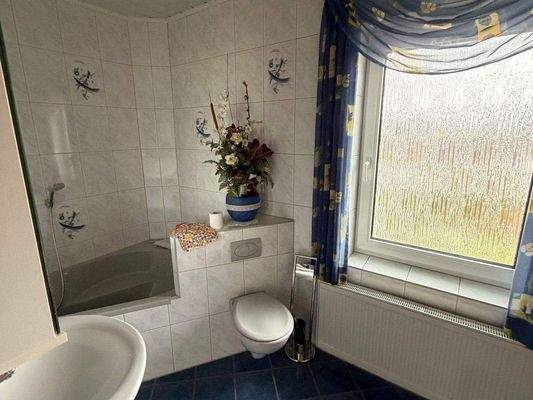 Tageslichtbad mit Wanne