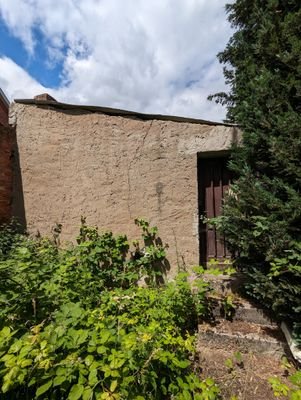 Gartenhaus neben der Einfahrt
