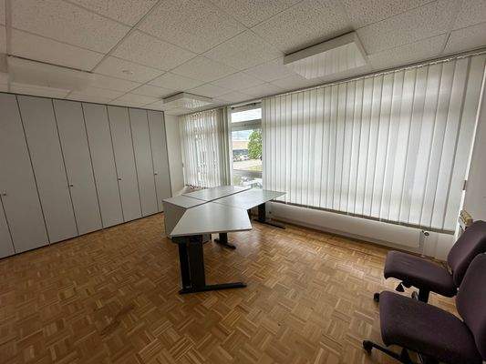 Modernes Büro mit Fenster