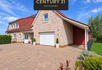 Ansicht mit Carport