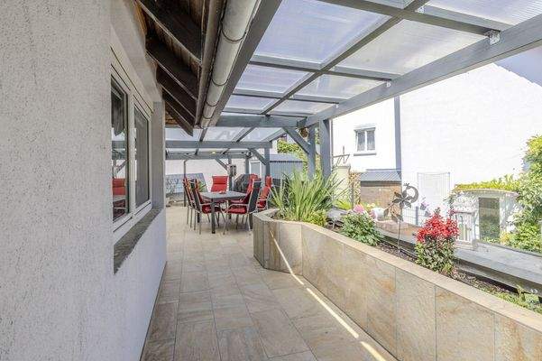 Seitlich überdachter Pergolabereich