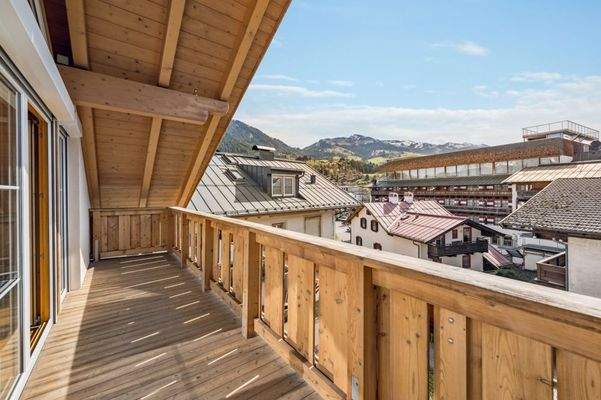 Schöne Ausblicke über die malerische Stadt Kitzbühel