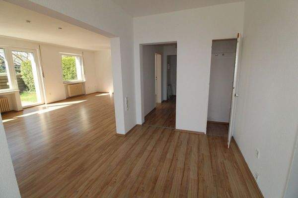 Blick vom Essbereich in das Wohnzimmer