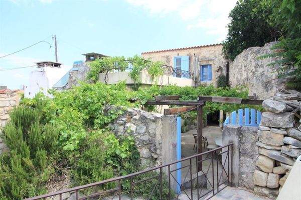 Schönes Steinhaus zum Verkauf mit Meerblick in Aspro