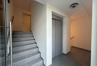 Treppenhaus mit Aufzug