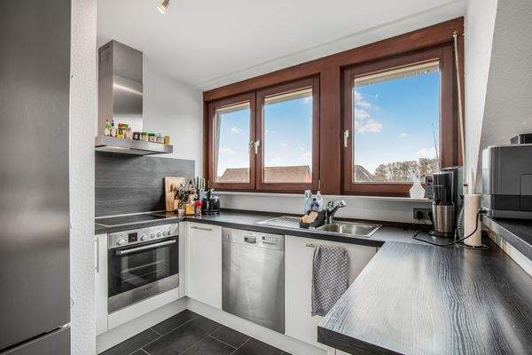 Hochwertige, voll ausgestattete Einbauküche aus 2010