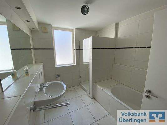 Tageslichtbad mit Wanne u. Dusche