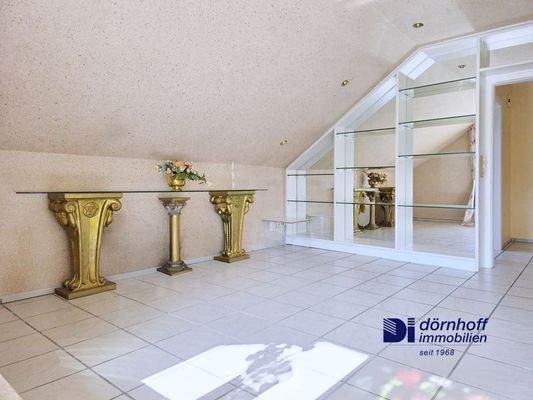 Helles Dachgeschoss mit integrierter Bar und Zugang zum Balkon (auch als Wohnzimmer nutzbar)