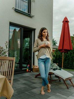 Frau mit Kaffee auf Terasse.jpg