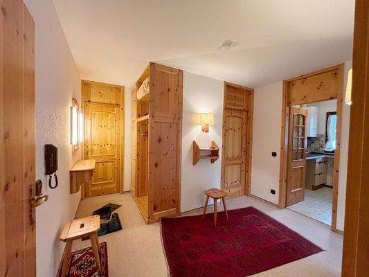 Einladender Flurbereich in warmen Farben