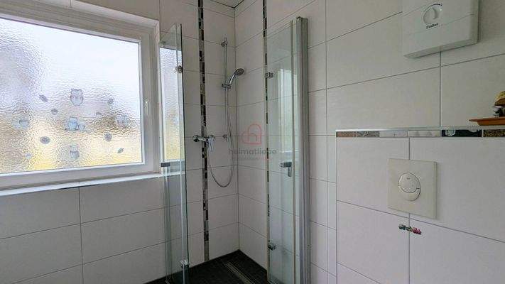 Bad mit Dusche und Tageslicht - Heimatliebe Immobilienmakler Essen Düsseldorf Bochum