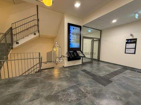 Repräsentativer Eingangsbereich mit Mietertafeln