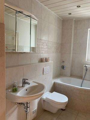 Badezimmer mit Badewanne