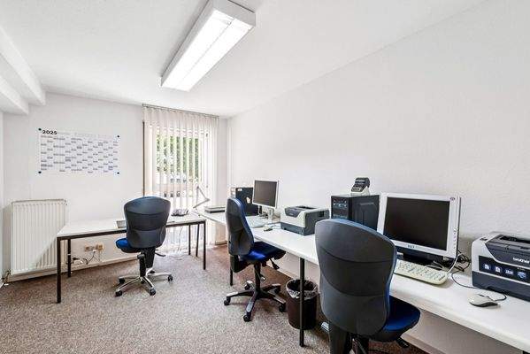 Büro-/Praxisraum Vorderseite rechts