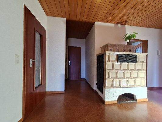 Flur mit Kachelofen EG