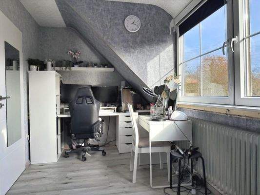 lichtdurchflutet durch große Fensterflächen