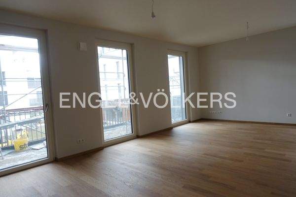 Heller Wohn-Essbereich mit Zugang zum Balkon