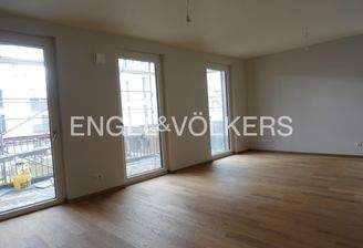 Heller Wohn-Essbereich mit Zugang zum Balkon