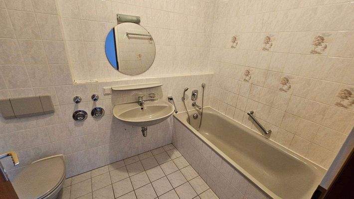 Bad mit Wanne ohne Fenster Bild 1.jpg