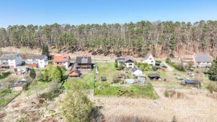 Blick vom Feld auf Bauplatz