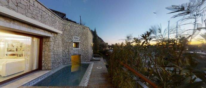 Blick auf Outdoor-/ Indoor-Pool